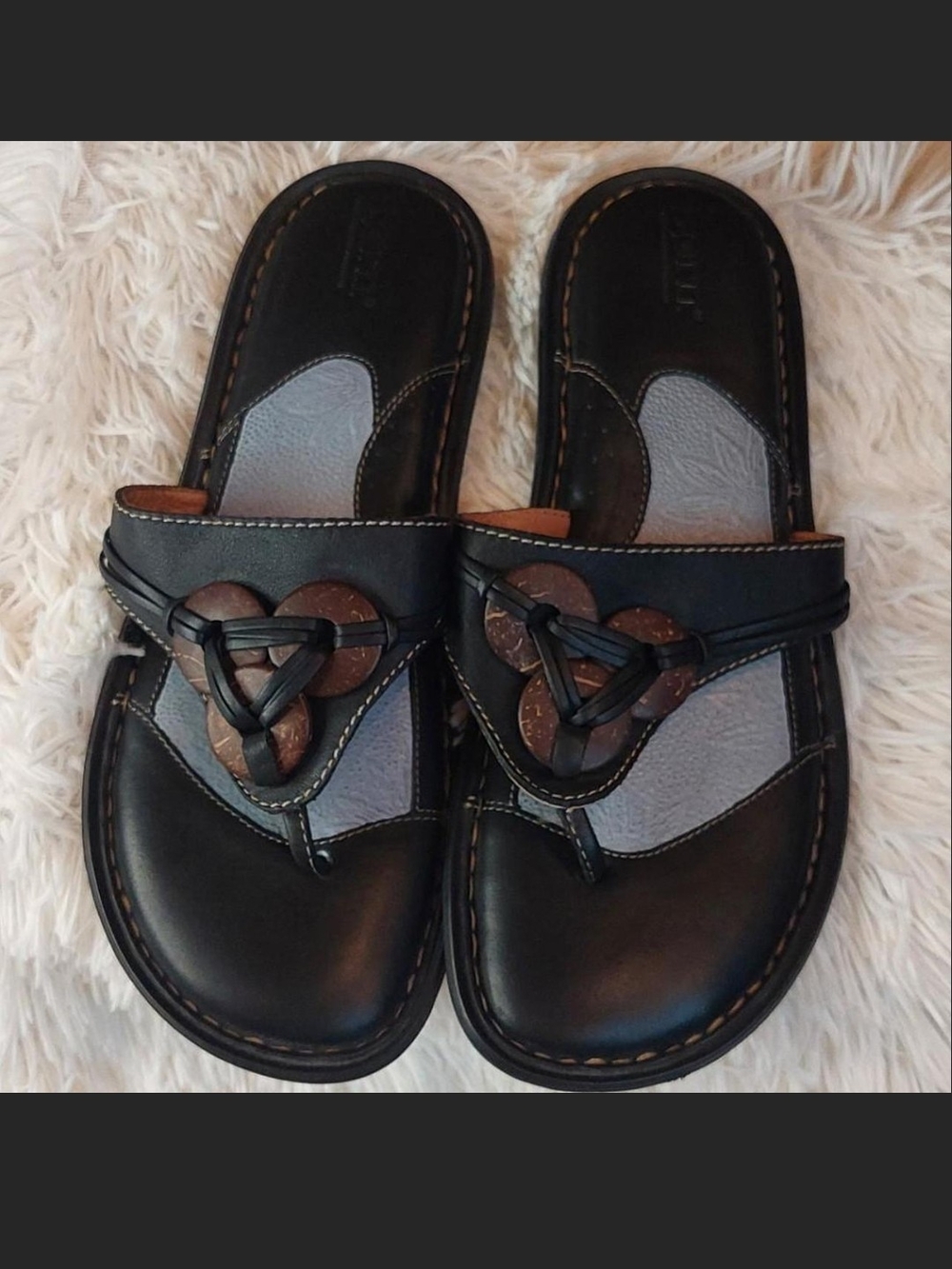Vintage Born Cammie Black Leather Thong Sandals Wooden Button Boho Y2K Sz 9 EUC